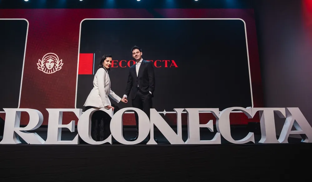 Letreiro tridimensional RECONECTA na boca do palco do evento presencial